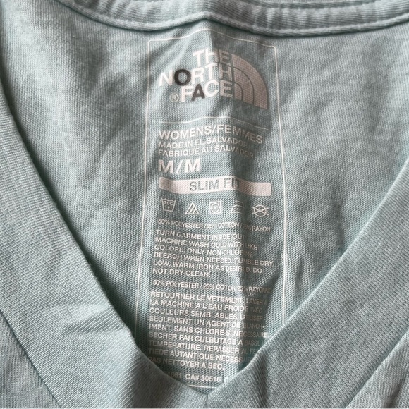 The North Face V-Neck T-Shirt Short Sleeve Lightweight - Picture 5 of 5